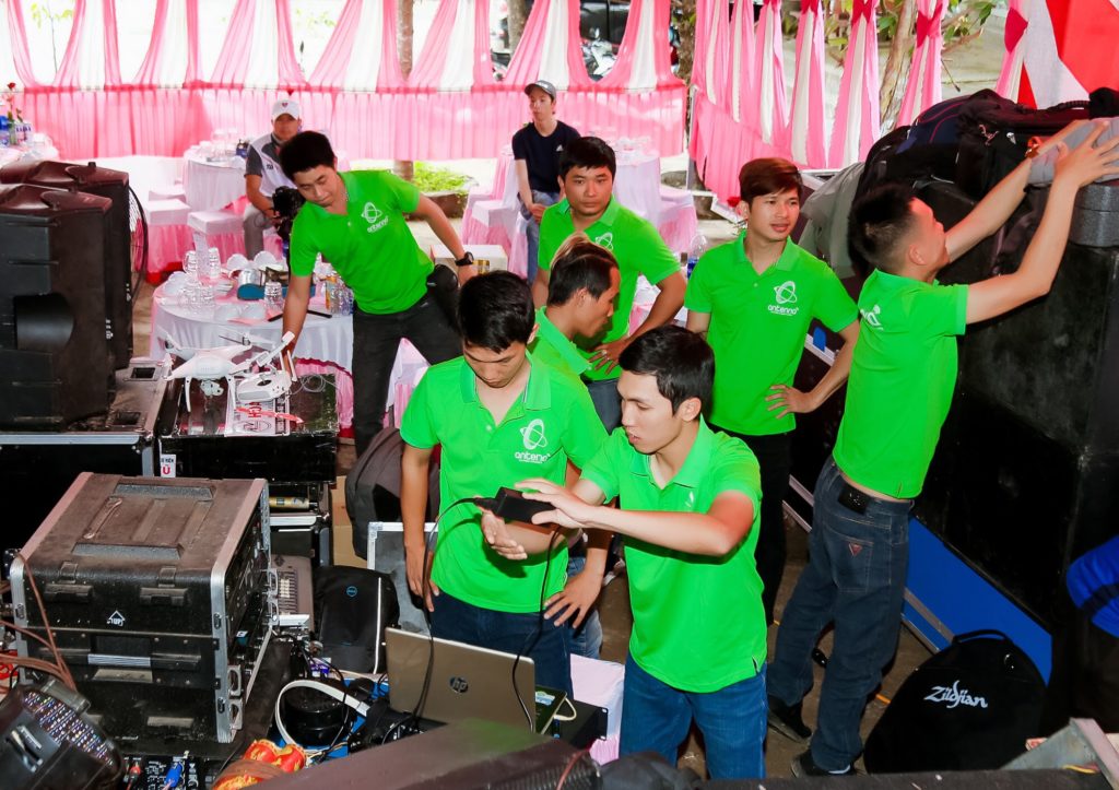 Team Antenna chuẩn bị sự kiện